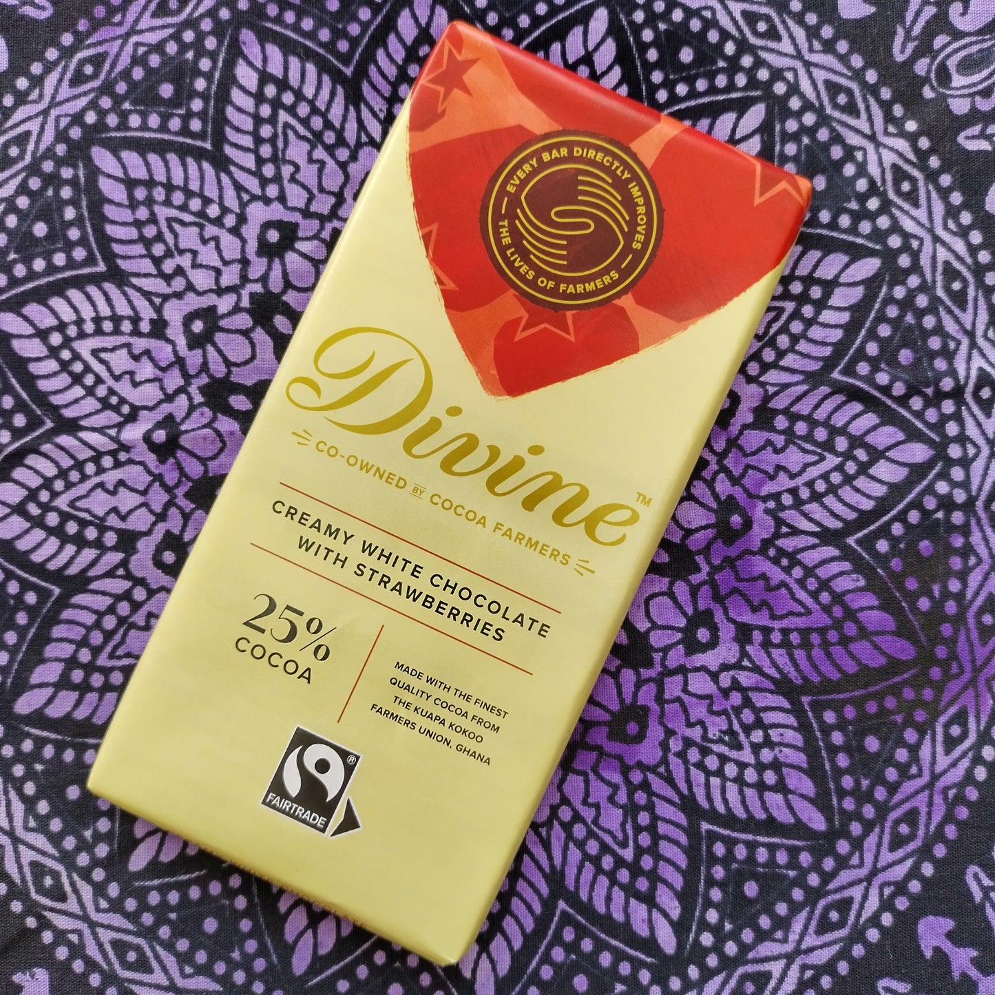 Divine 25% White Chocolate & Strawberries Bar 90g